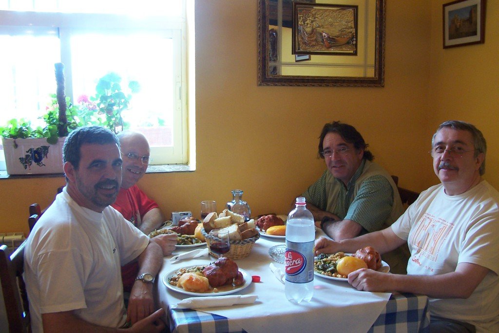 Pepe, Manuel, Guillermo y Antonio antes de "meterse" un botillo, en El Acebo 