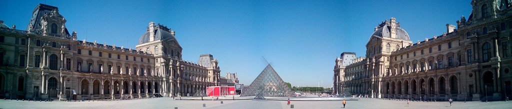 Pirámide del Museo del Louvre