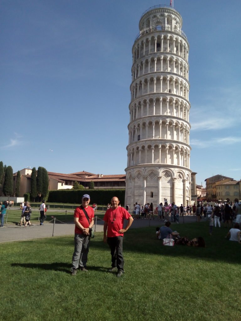 Típica foto turística ante la Torre Pendente o Torre inclinada. Pisa