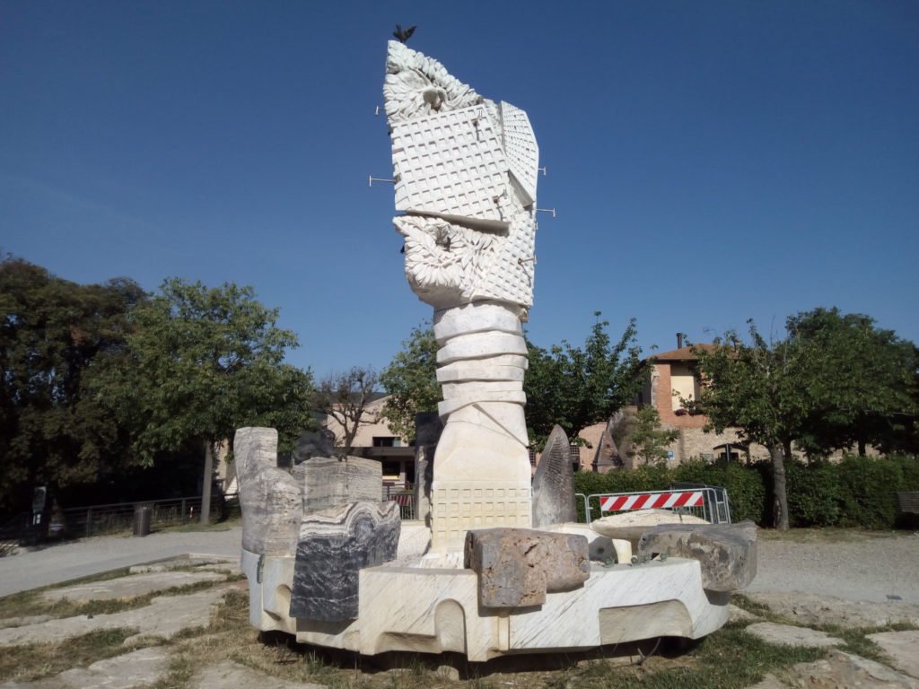Escultura a la salida de San Gimignano