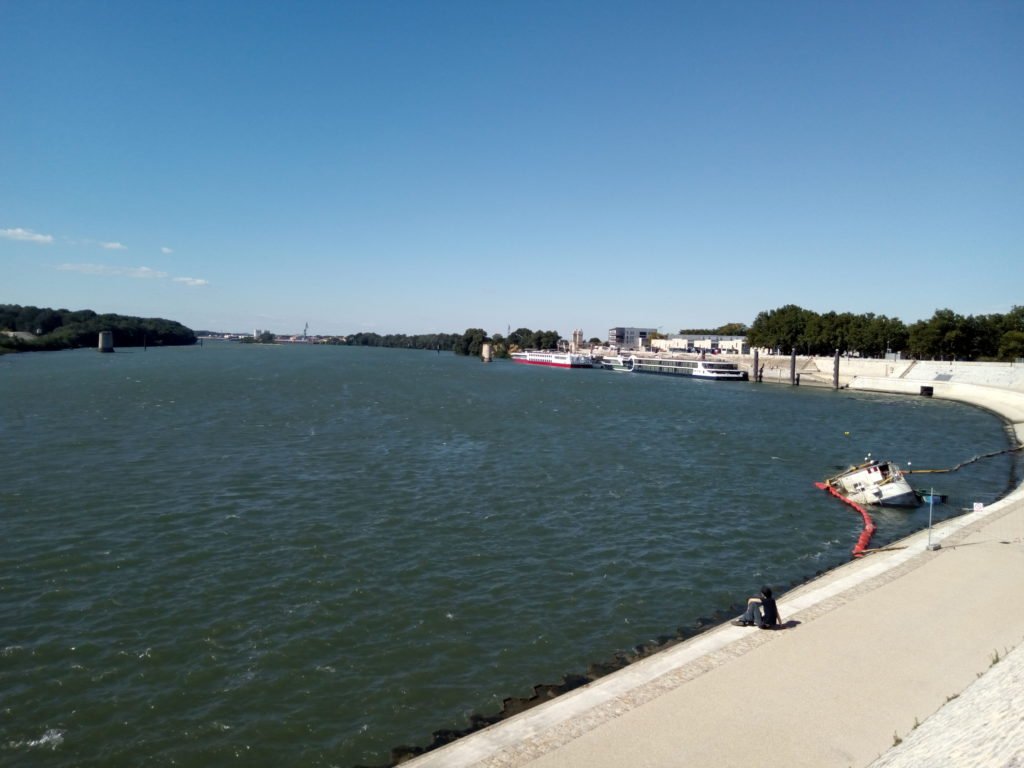 Río Ródano a su paso por Arles