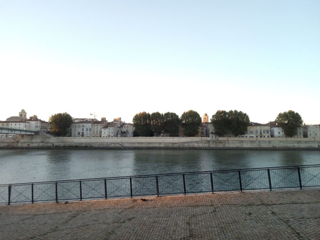 Río Ródano, en Arles, por la mañana