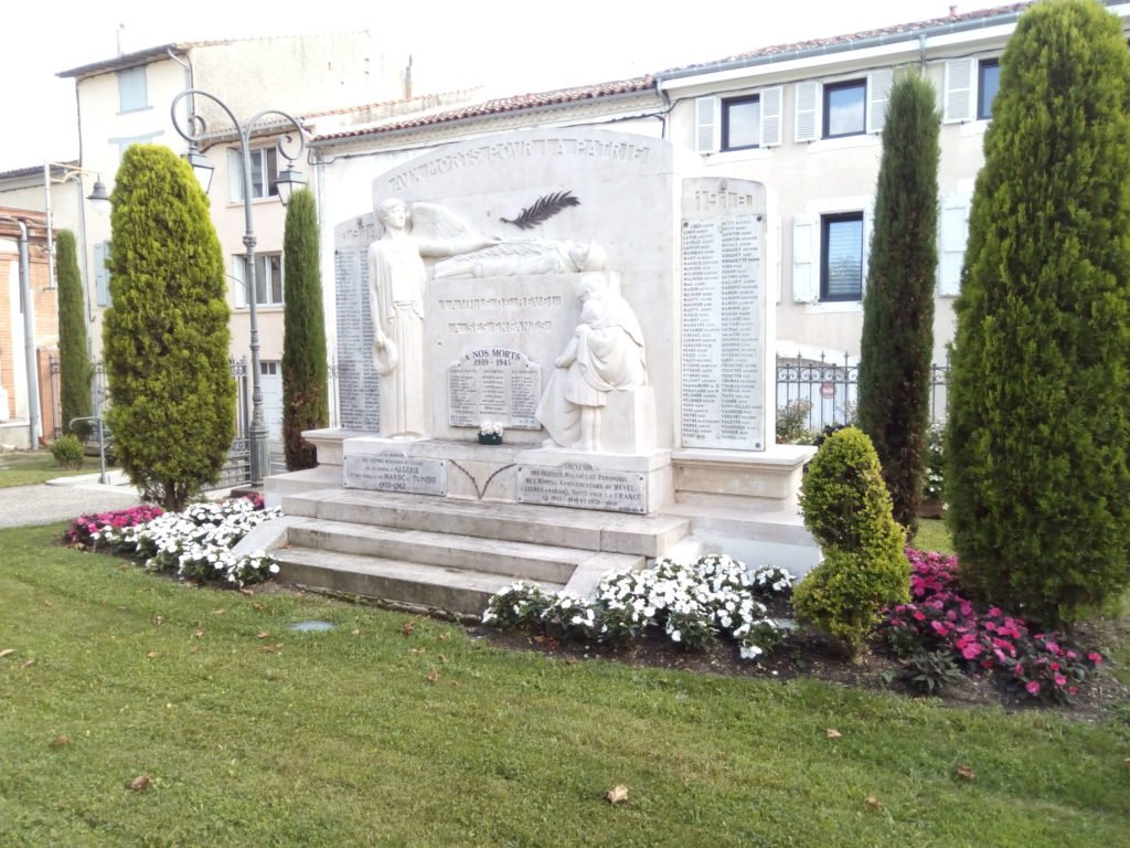 Monumento a los caídos en Revel