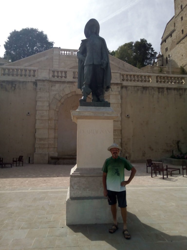 Posando junto al pedestal de la estatua de D’Artagnan. Auch