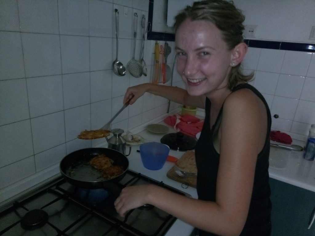 La simpática Anna, jefa de cocina, haciendo Reiberdatschi