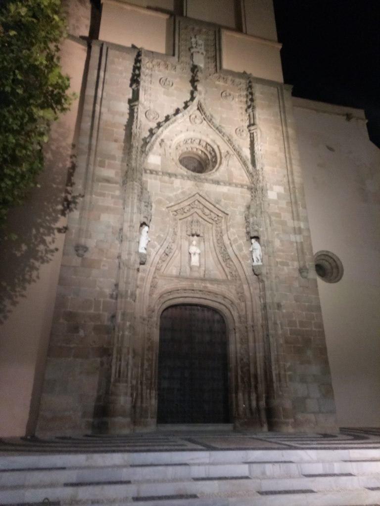 Portada de la iglesia de Villafranca de los Barros