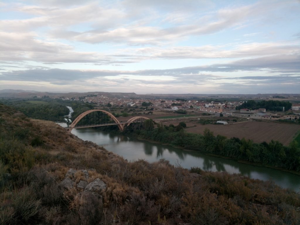 Al fondo Sástago y el puente sobre el río Ebro